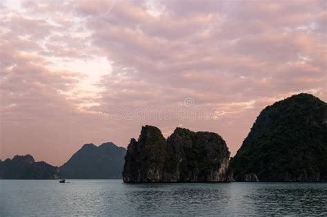 Hạ Long Bay Sunrise Một Khúc Cảm Tớ Về Danh lam Thắng cảnh Và Sự Tinh tế của Màu Sắc!